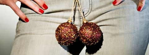 Faut-il être un homme pour innover ? Une femme arborant une paire de boules de Noël
