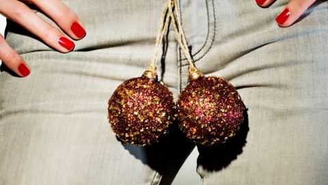 Faut-il être un homme pour innover ?  Une femme arborant une paire de boules de Noël