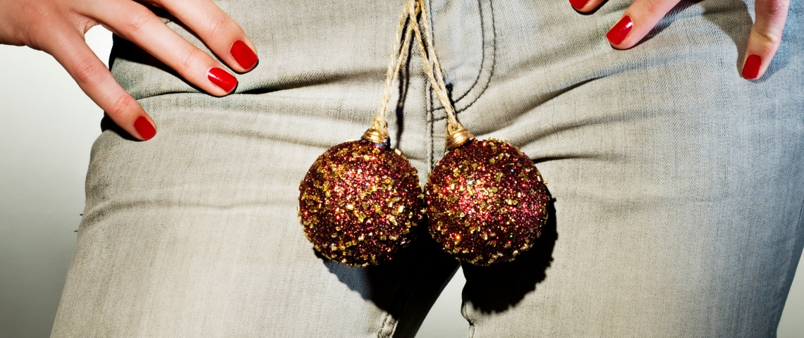 Faut-il être un homme pour innover ? Une femme arborant une paire de boules de Noël