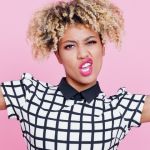 Une femme qui gonfle ses biceps