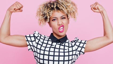 Une femme qui gonfle ses biceps