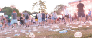 un festival avec des déchets par terre