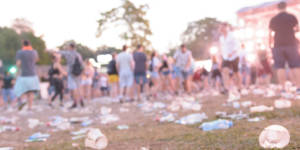 un festival avec des déchets par terre