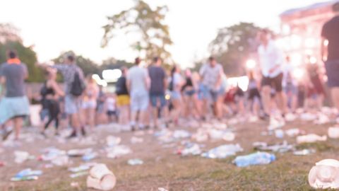 un festival avec des déchets par terre