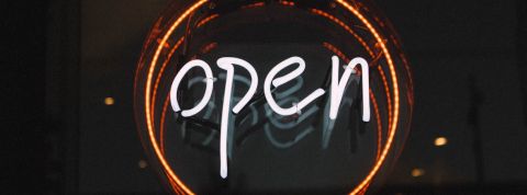 Données sensibles accessibles en ligne Signe néon open