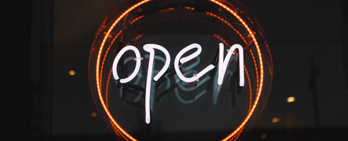 Données sensibles accessibles en ligne Signe néon open