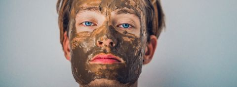 Comment faire ses cosmétiques maison ? Un homme avec un masque à l'argile sur le visage