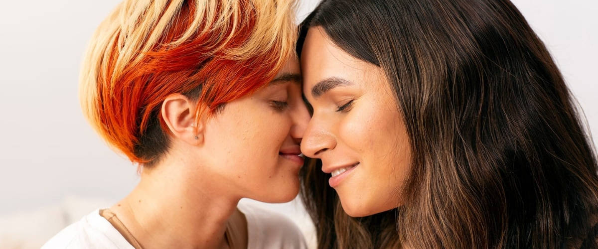 The Gender Spectrum Collection, la banque d'image inclusive de Vice Media Une personne transmasculine non-binaire et une personne transfeminine non-binaire
