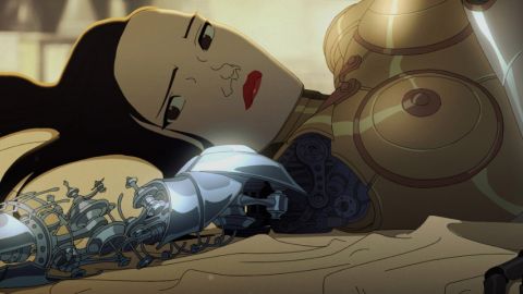 une androide allongée sur le dos