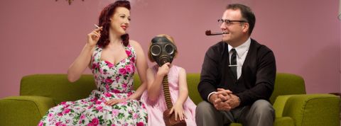 Une petite fille en masque à oxygène pour résister au tabagisme passif