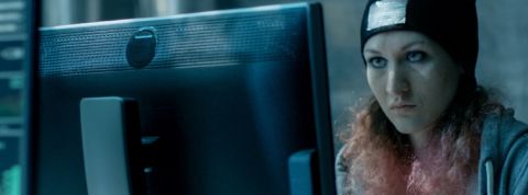 hackeur lexique une hackeuse devant un ordinateur