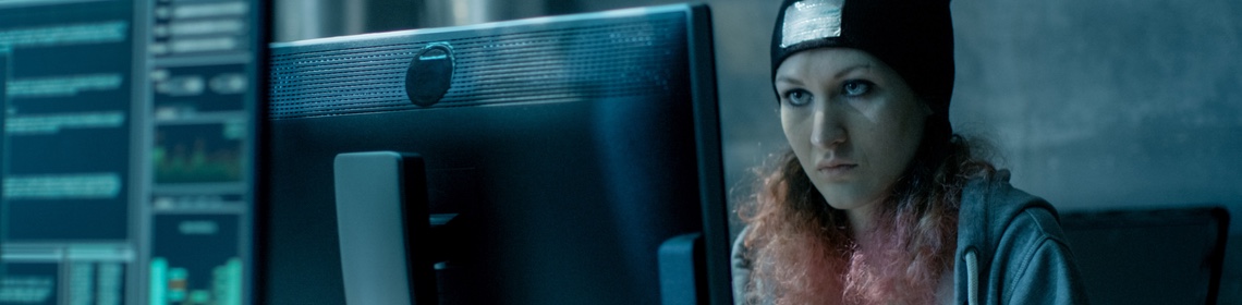 hackeur lexique une hackeuse devant un ordinateur