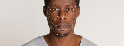 un homme noir avec le visage numérisé