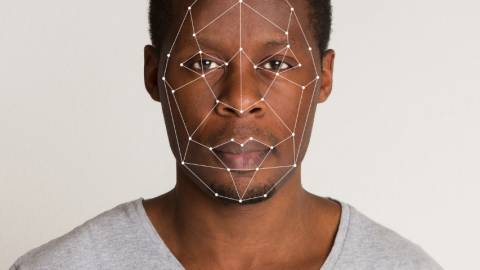 un homme noir avec le visage numérisé