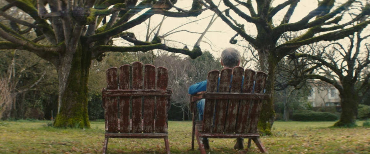 La dernière campagne émouvante d'Intermaché Un homme assis dans un jardin avec une chaise vide à côté d'eux