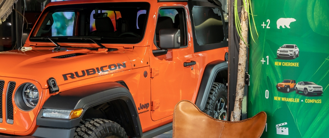 Jeep ouvre un escape game Une Jeep orange