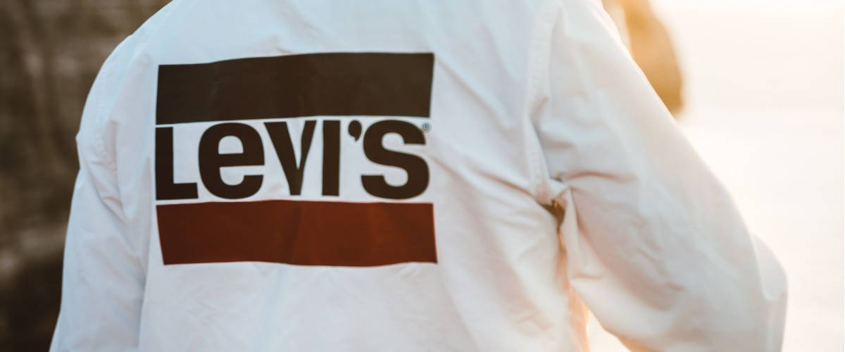 Levi's fait son retour en bourse Un homme de dos avec une veste Levi's de dos