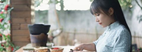 Li Ziqi, la youtubeuse qui vous fait aimer la Chine Une jeune fille fait du DIY sur une table en bois