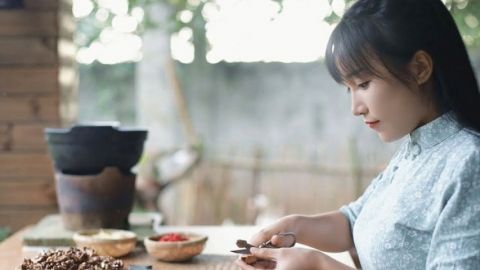 Li Ziqi, la youtubeuse qui vous fait aimer la Chine Une jeune fille fait du DIY sur une table en bois