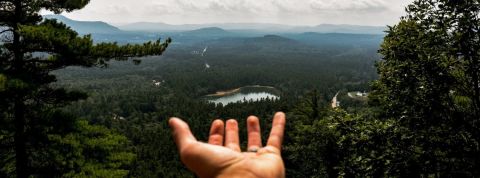 Apprendre la « résonance », un remède à l'accélération, à la perte de sens et au burn-out ? une main tendue vers l'horizon