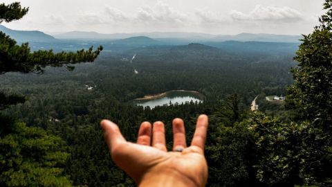 une main tendue vers l'horizon