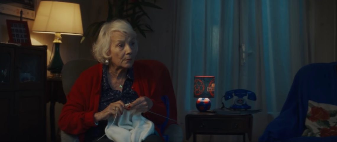 Des mamies prêtes à en découdre sur Canal + Une femme âgée qui fait du tricot