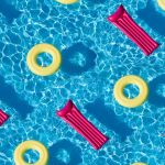 Une piscine remplie de matelas gonflables roses et de bouées jaunes