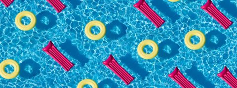 En Australie, Ernst & Young propose 12 semaines de congés à ses employés Une piscine remplie de matelas gonflables roses et de bouées jaunes