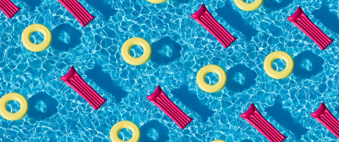 En Australie, Ernst & Young propose 12 semaines de congés à ses employés Une piscine remplie de matelas gonflables roses et de bouées jaunes