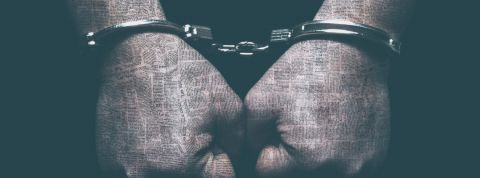 Directive copyright : censure ou libération du web ?  deux mains menottées