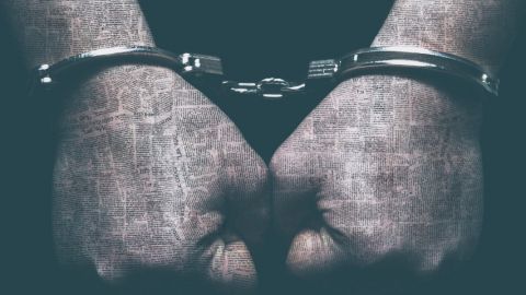 deux mains menottées