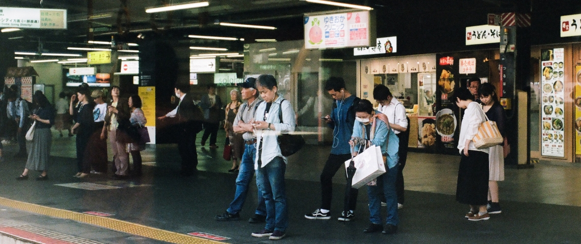 Payer le métro avec son visage en Chine Des gens qui attendent le métro