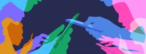 Des formes humaines en couleurs sur leurs téléphones