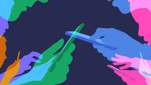 Des formes humaines en couleurs sur leurs téléphones