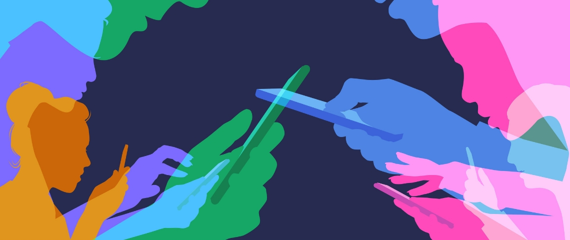 Des formes humaines en couleurs sur leurs téléphones