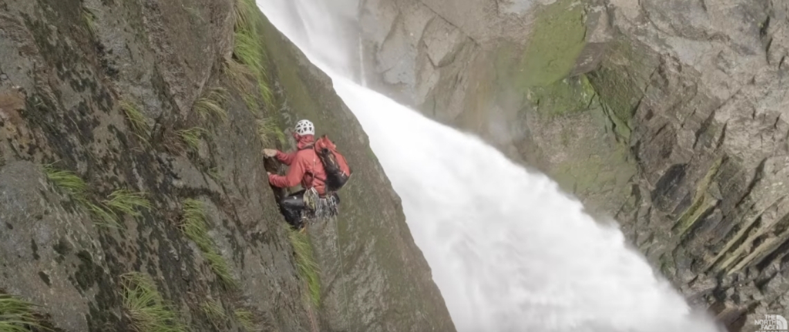 Le court-métrage époustouflant de The North Face Un homme qui escalade une cascade