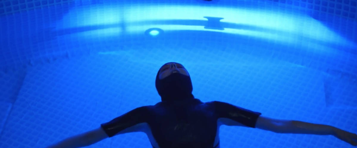 Marcel signe la nouvelle campagne Novanuit Une femme dans une piscine