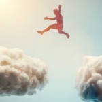 Un homme saute de nuages en nuages dans le ciel