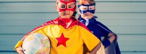 Philanthrokids : les enfants qui vont sauver le monde Deux petites filles habillées en super héroïnes