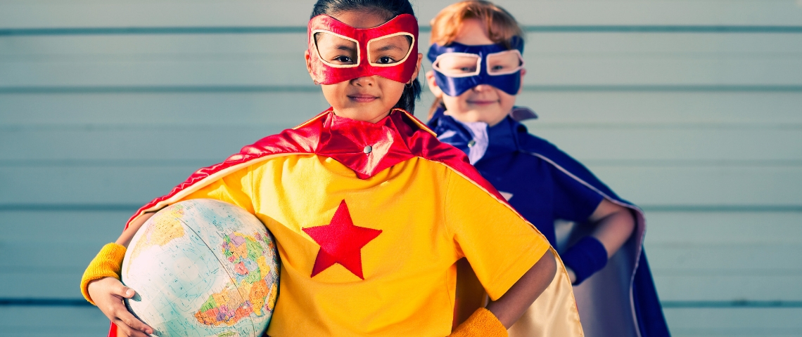 Philanthrokids : les enfants qui vont sauver le monde Deux petites filles habillées en super héroïnes