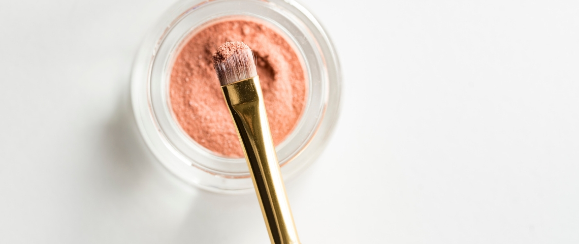 Les marques beauté préférées des Françaises Un pinceau et un fard à paupières