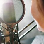 Une femme parle au micro