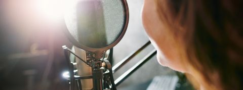 Une femme parle au micro