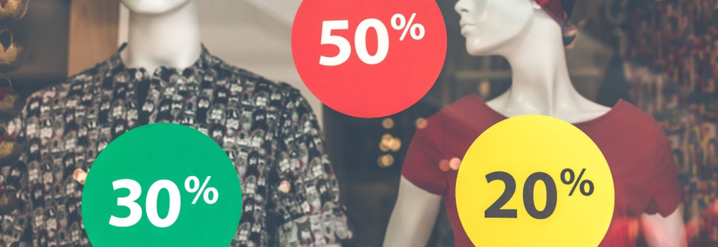 Qu'est-ce qu'une bonne affaire ? Une vitrine avec deux mannequins et des promotions