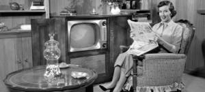 Une ménagère des annnées 50 en noir et blanc