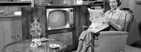 Les stéréotypes de genre dans la pub Une ménagère des annnées 50 en noir et blanc