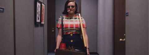 Une femme avec une cigarette part de son bureau carton à la main