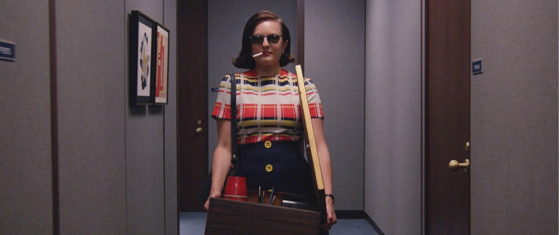 Une femme avec une cigarette part de son bureau carton à la main