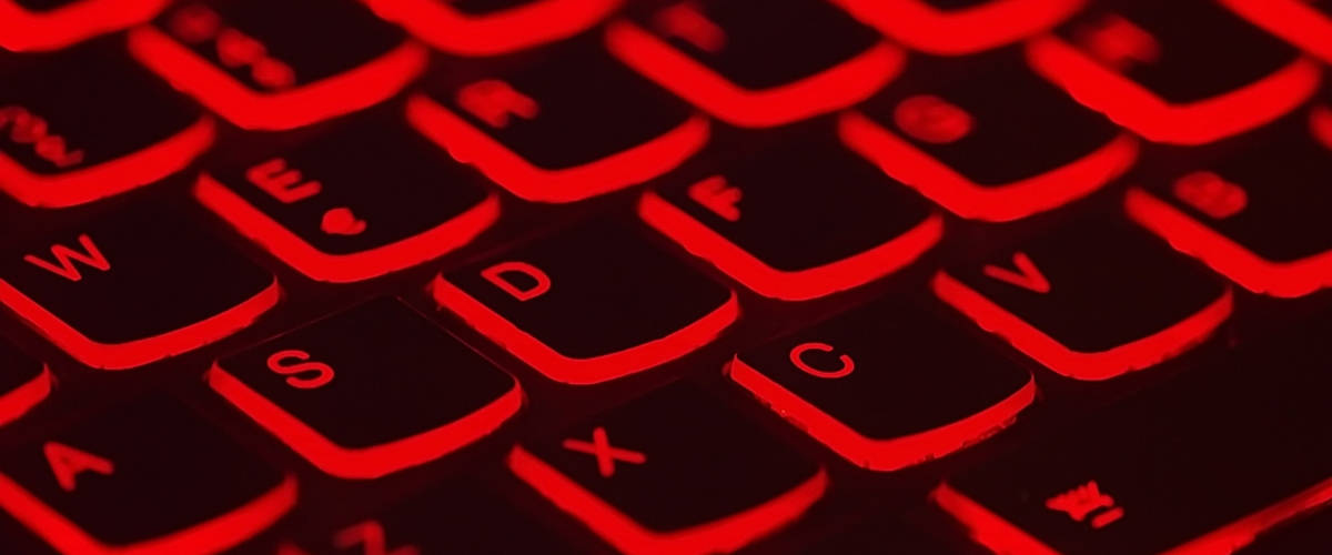 3/4 des start-up ne respectent pas le RGPD Un clavier d'ordinateur avec une lumière rouge