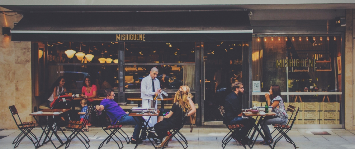 LaFourchette rachète Restorando en Amérique latine La terrasse d'un restaurant